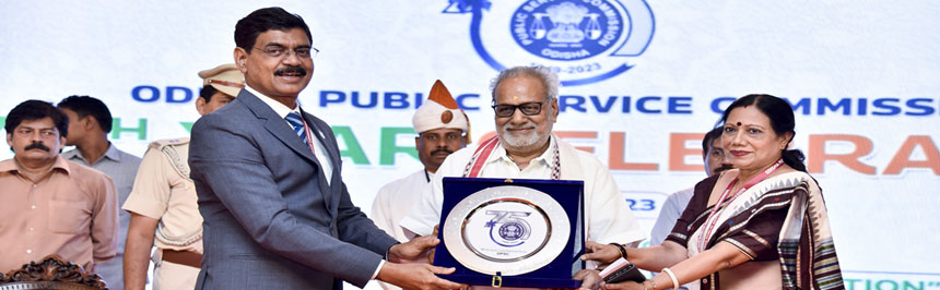 Memento presented to Hon&#39;ble Governor, Odisha in 75th Foundation Year Celebration of OPSC